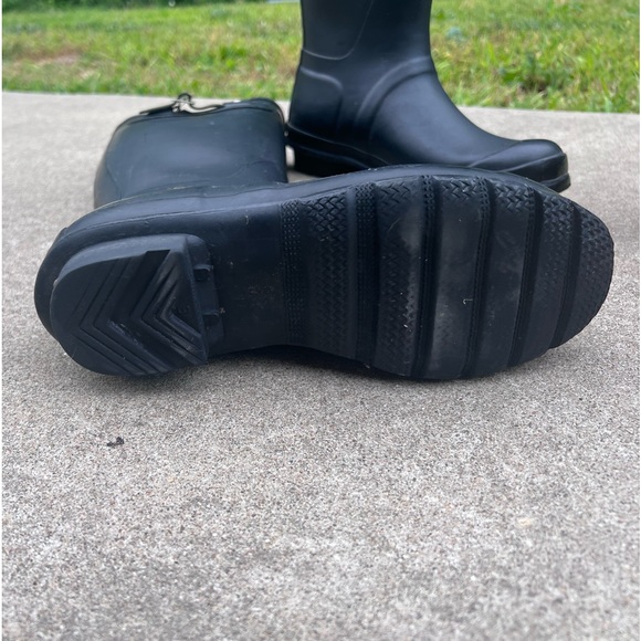 Women’s size 7 Hunter rain boots - Picture 3 of 3
